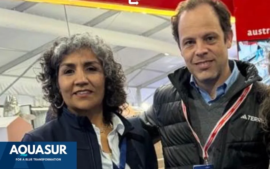 An OnBoard Chile team member with an attendee wearing an Aquasur badge at the show