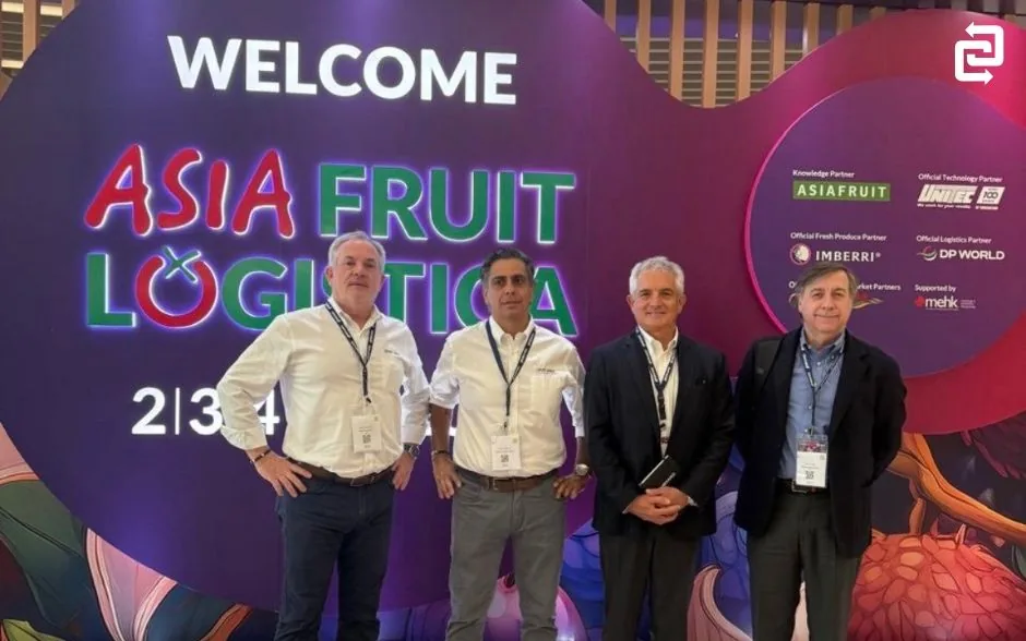 Equipe da OnBoard Logistics Chile na entrada da Asia Fruit Logistica 2026, Hong Kong
