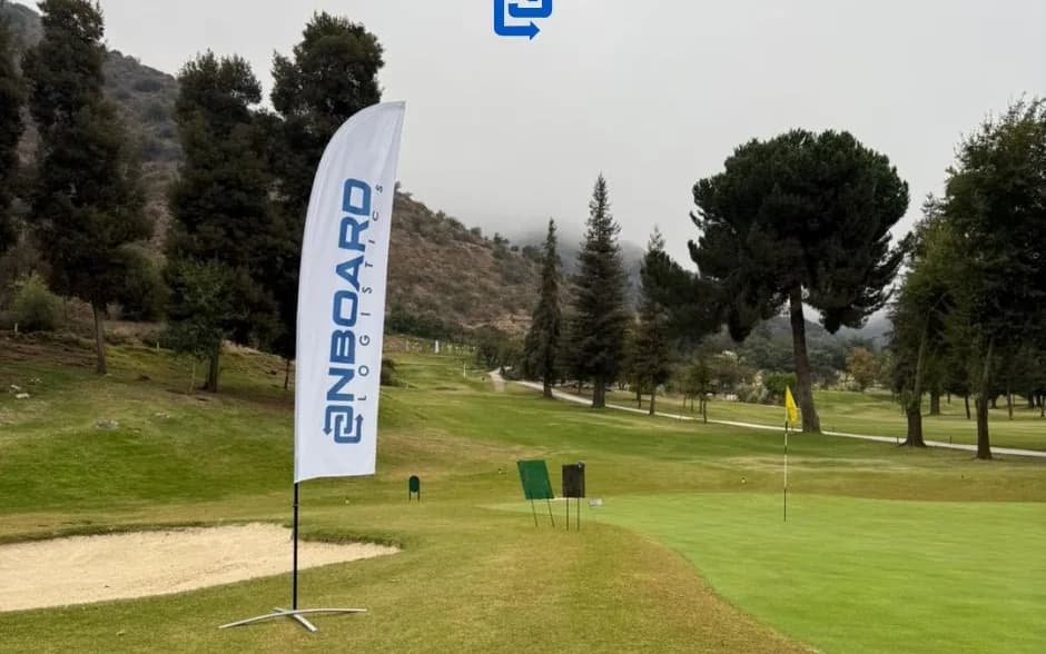 An OnBoard Logistics flag next to a green at Club de Golf San Cristóbal