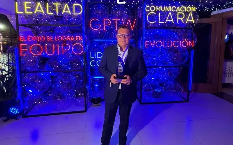 Diego Morel, Managing Director of OnBoard Logistics Paraguay, holding the Great Place To Work trophy
