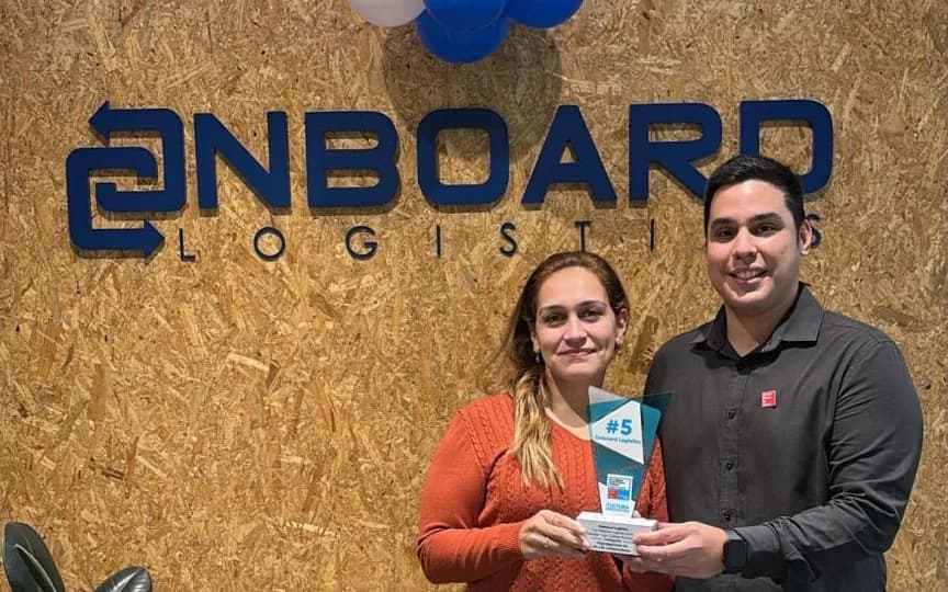 The OnBoard Paraguay team with the Great Place To Work #5 award at the office