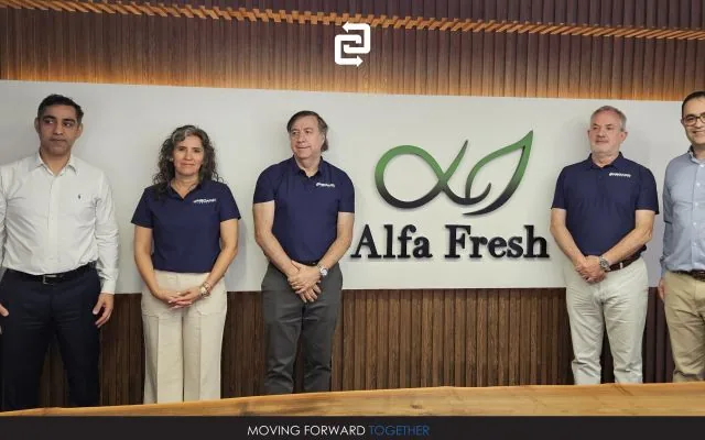 The OnBoard team with other people in front of an Alfa Fresh sign