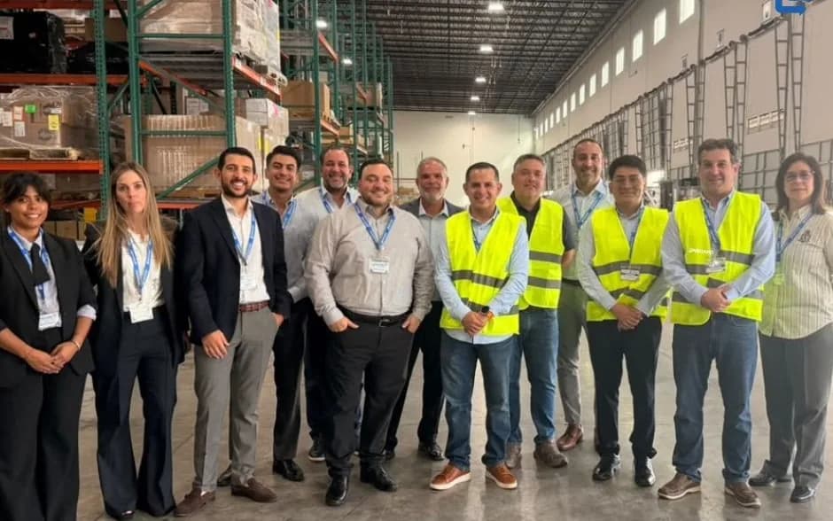 Komatsu-Mitsui Maquinarias Peru representatives and OnBoard teams, some in safety vests, at OnBoard’s Miami warehouse