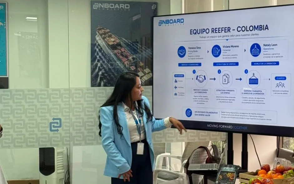Integrante da equipe apresenta o slide “Equipe Reefer Colômbia” no escritório de Bogotá