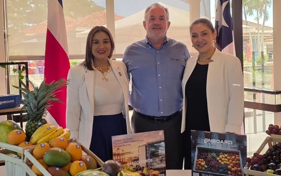Equipe da OnBoard Costa Rica ao lado de uma mesa de frutas frescas no escritório de San José