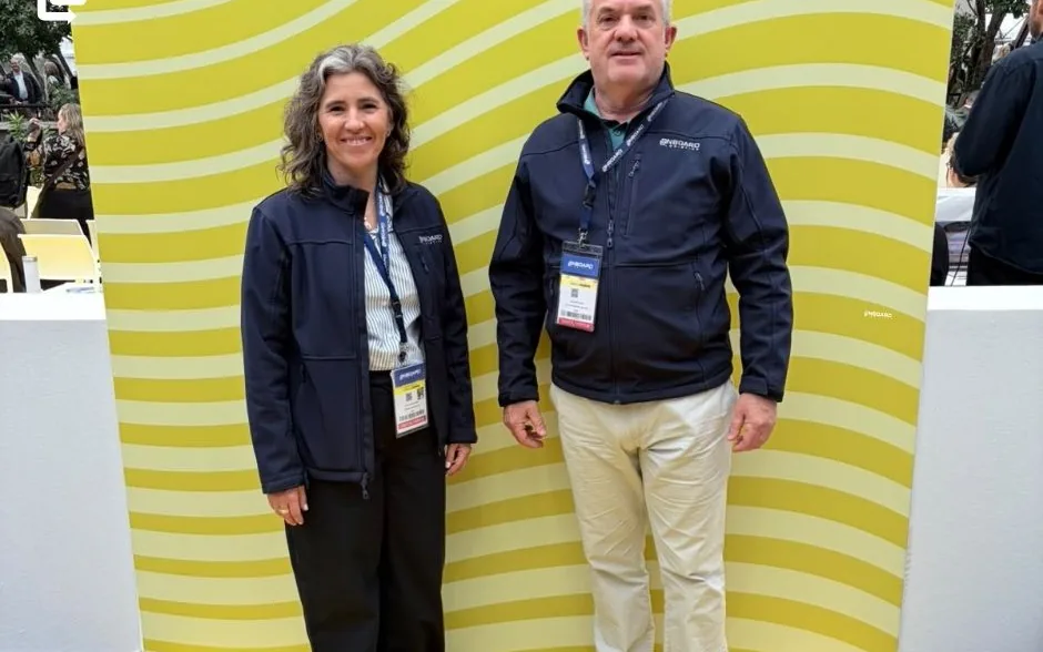 Two OnBoard Chile team members in front of a yellow wall at SIAL Paris 2026