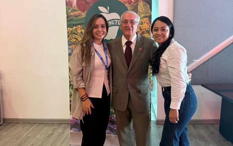 Viviana Moreno and Vanessa Sosa Valero at the Washington Apples seminar at Corabastos